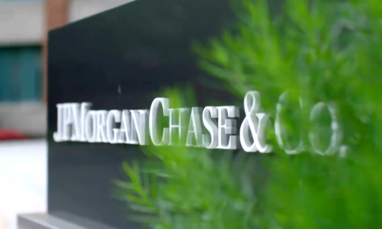 JPMorgan CEO Criticized for Bitcoin ETF Role Amid Anti-Crypto Comments