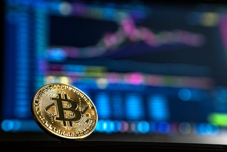 Crypto Crash: Bitcoin Plummets, Triggers $580M Liquidation Storm