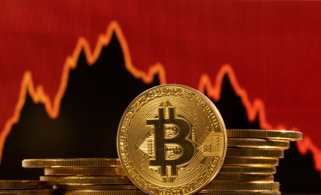 Bitcoin falls to $95K as Fed signals tighter monetary policy